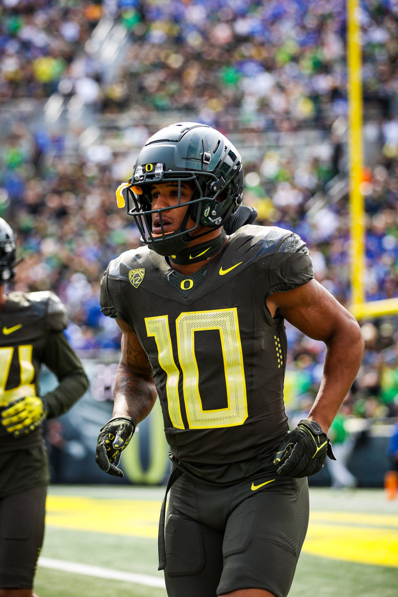 Oregon Ducks linebacker Justin Flowe goes through warmups against the BYU Cougars at Autzen Stadium.